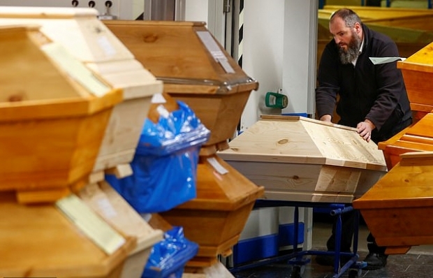 독일 작센주 마이센에 있는 한 화장터 대기실로 관을 옮기는 직원. 쌓여있는 것 중 절반 이상은 코로나19로 사망한 사람의 시신을 담은 관이다. 사진=로이터 연합뉴스