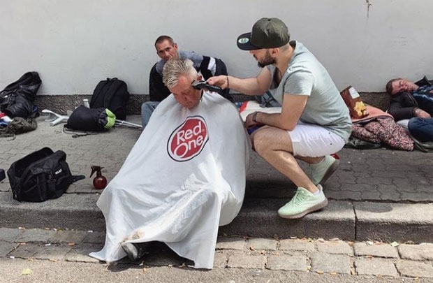 길 한복판에 차린 노상 미용실에서 노숙인 머리를 다듬는 코다.2019.05.27./사진=다비드 코다 인스타그램