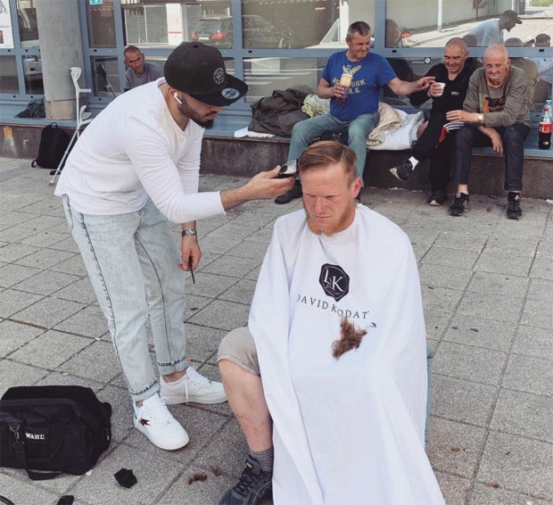 길 한복판에 차린 노상 미용실에서 노숙인 머리를 다듬는 코다.2019.06.24./사진=다비드 코다 인스타그램