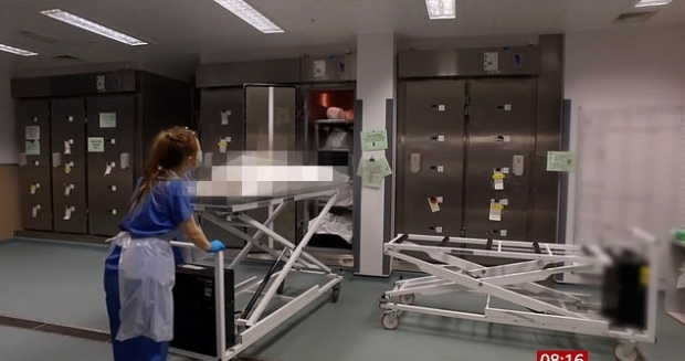 영국 런던의 한 병원에서 시신을 옮기고 있는 영안실 직원