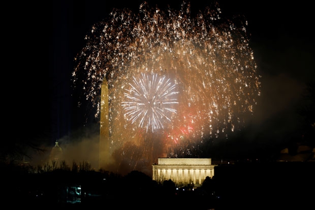 20일(현지시간) 워싱턴DC 연방의사당 내셔널몰 하늘을 수놓은 화려한 불꽃./사진=EPA 연합뉴스