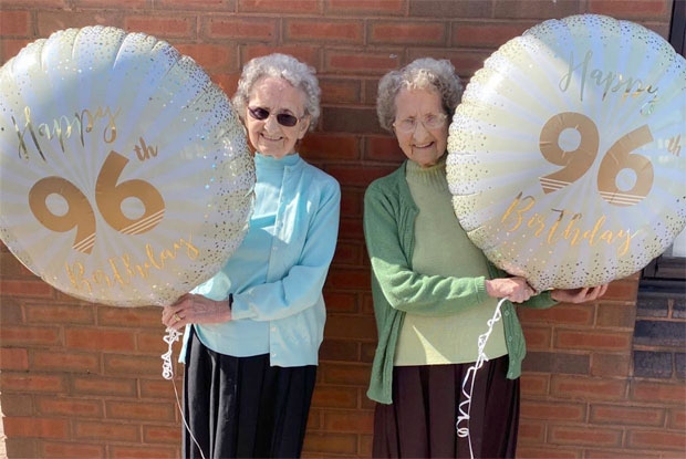 20일(현지시간) 가디언은 한날한시 태어나 96년을 함께 보낸 쌍둥이 자매가 팬데믹으로 서로 다른 길을 걷게 됐다고 전했다.