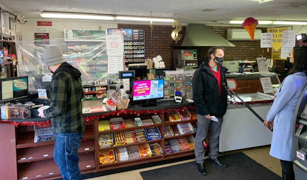 별다를 것 없이 조용했던 마을이 지금은 파워볼 당첨자 소식으로 시끌시끌하다. 언론의 관심도 집중됐다. 마켓을 찾은 주민 한 명(오른쪽)이 현지언론과 인터뷰 중이다./사진=AP 연합뉴스