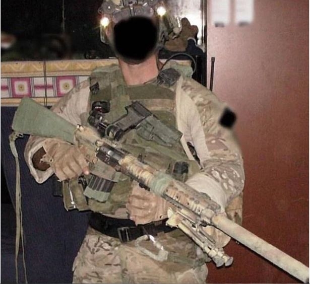 이번에 IS 지하드 최고사령관 1명 등 테러범 5명을 단 한 발의 저격으로 사살한 SAS 소속 저격수. 20년 경력의 베테랑으로 계급은 중사로 알려졌다.