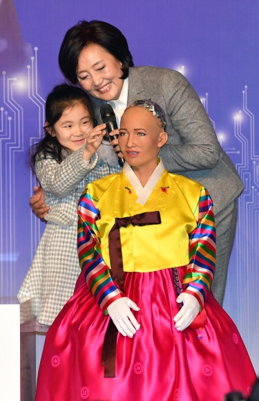 서울 중구 프라자호텔에서 열린 4차 산업혁명 컨퍼런스에 참석한 어린이가 인공지능로봇 소피아의 피부를 만지고 있다. 2018.1.30 박지환기자 popocar@seoul.co.kr