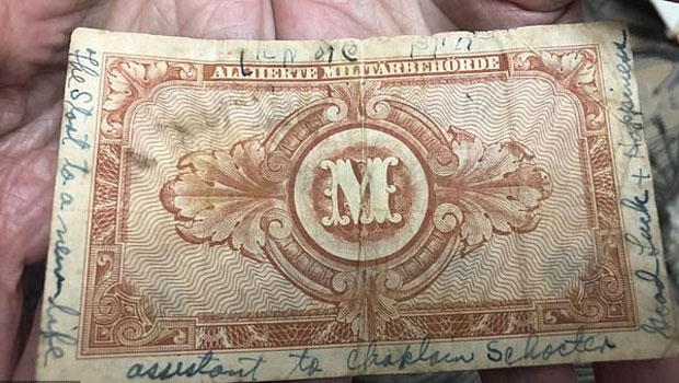 당시 21세였던 할머니는 한 미군에게 행운을 비는 글이 담긴 독일 지폐를 받았다. 지폐에는 ‘새로운 삶의 시작, 행운과 행복을 빈다’라고 적혀있었다.