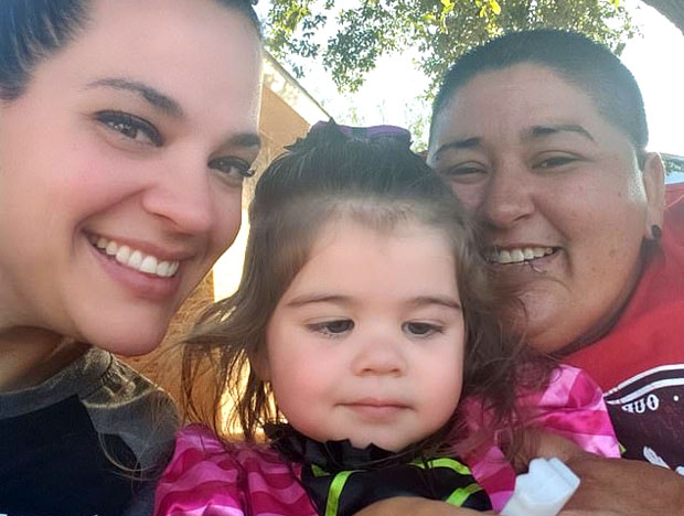 동성 커플인 헤더 랭리(39, 왼쪽)와 파트러 프리실라 로드리게스(35, 오른쪽), 큰딸 소이어(3, 가운데).