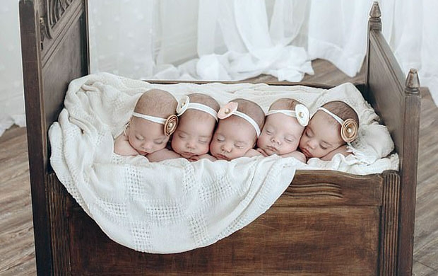 엄마 뱃속에서 무럭무럭 자라던 아기들은 출산 예정일인 11월 2일에서 석 달 빨리 세상에 나왔다. 응급 제왕절개로 태어난 아기들은 한동안 병원 신세를 졌다.