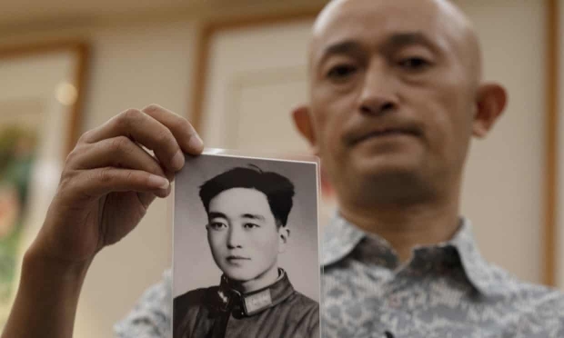 우한 코로나 희생자 유가족인 장하이 씨가 외신과의 인터뷰에서 코로나 의심 증세로 숨진 부친의 옛 사진을 공개했다.(사진=AP 연합뉴스)