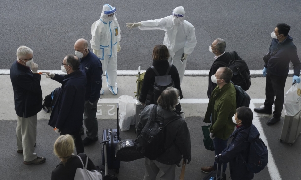 지난 14일 우한을 방문한 WHO 조사단은 2주간의 격리 기간을 마치고 28일부터 시내에서 조사를 시작한다.(사진=AP 연합뉴스)