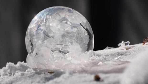 영하 28도의 캐나다 위니펙에서 30초 만에 얼어붙은 비눗방울