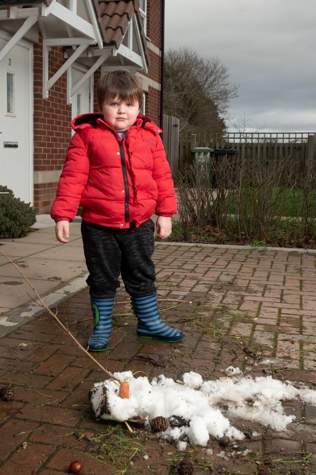 흔적만 남은 눈사람 앞에 서 있는 요셉(3)