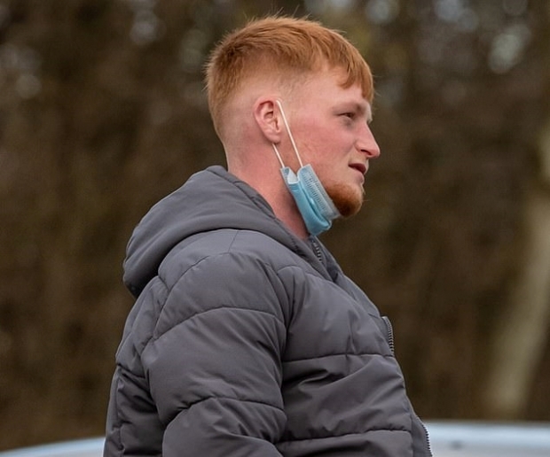 눈사람을 부쉈다는 이유로 일자리를 잃은 전직 청소부 우드하우스