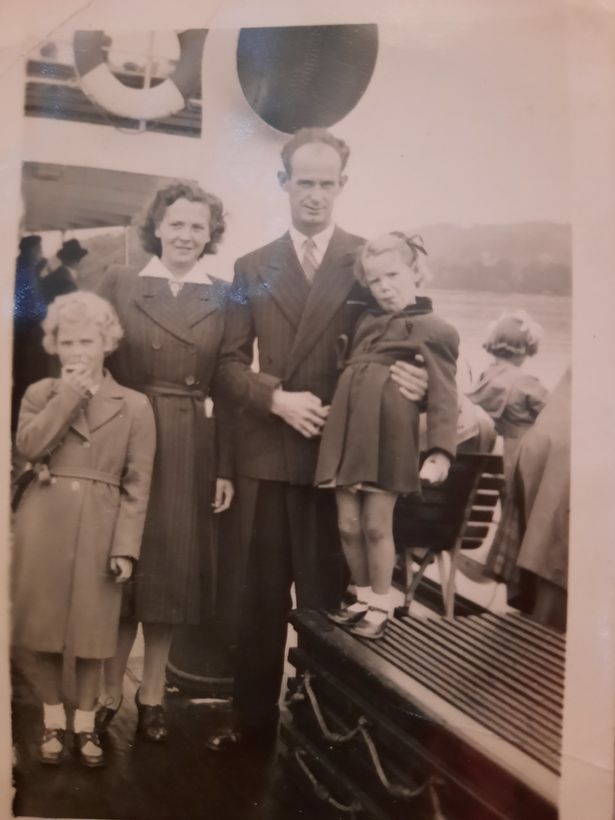 결혼 80주년을 맞은 영국의 론(100)-베릴(98) 부부가 과거 어린 두 딸과 찍은 사진