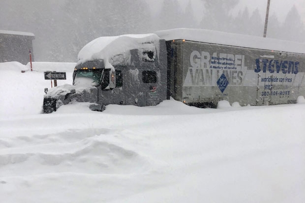 지난 달 27일(현지시간) 눈폭풍이 휘몰아친 미국 캘리포니아주 모노카운티의 한 도로에 트레일러가 갇혀 있다./사진=AP 연합뉴스