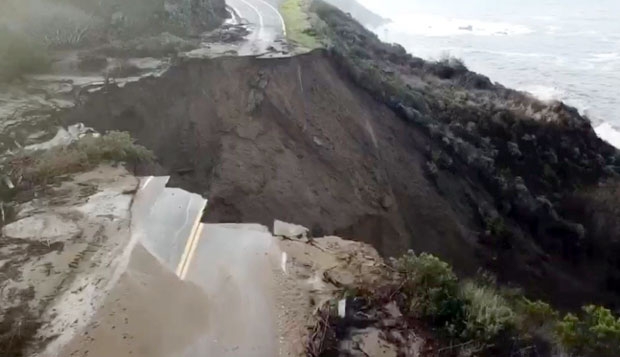태평양 연안을 따라 약 1055km 이어지는 유명 해안도로인 캘리포니아 1번 고속도로 역시 이번 폭풍 여파로 뚝 끊겼다.