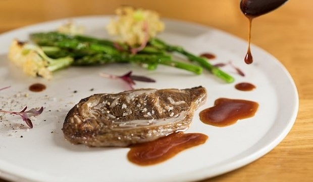 조리 뒤 플레이팅까지 마친 스테이크의 모습.