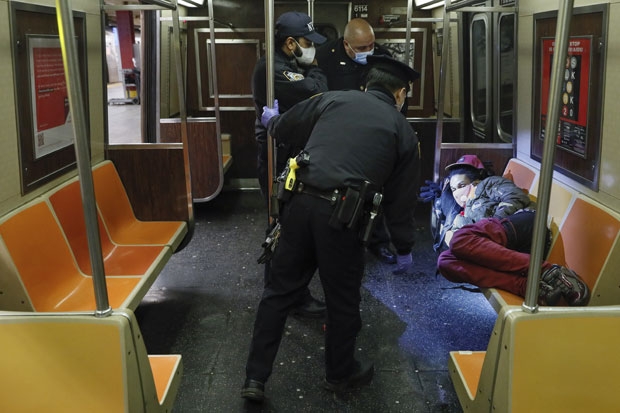 지난해 객차 내에서 노숙을 하는 사람들을 깨우며 이동 지시를 내리던 뉴욕경찰과 교통국 직원./사진=AP 연합뉴스