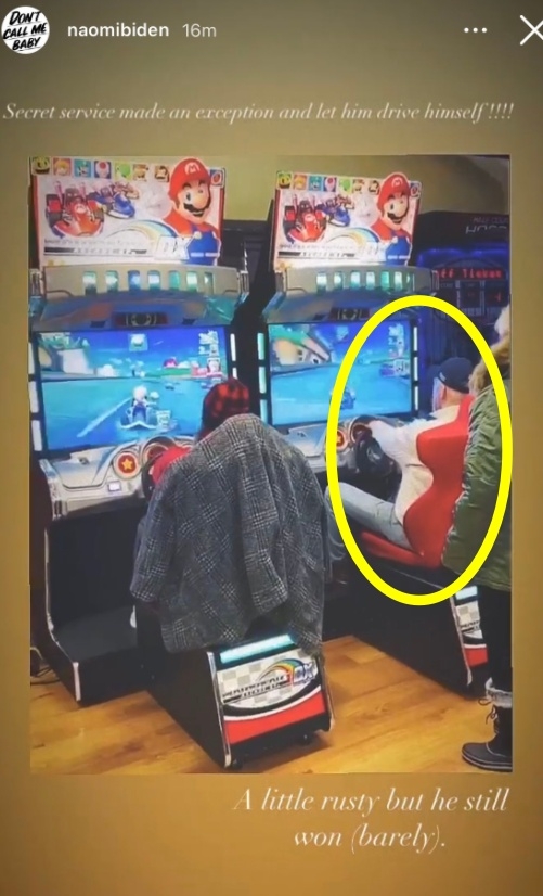 캠프데이비드 내에서 손녀인 나오미 바이든과 바이든 대통령이 비디오 게임을 즐기는 모습(나오미 바이든 인스타그램)