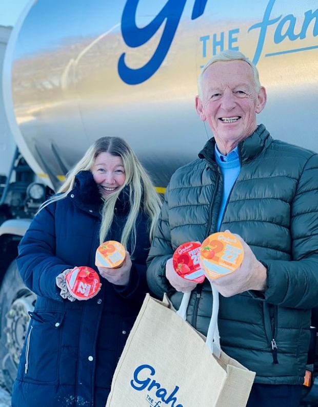 유제품 업체 그레이엄의 대표(오른쪽)에게 감사의 선물을 받은 현실판 ‘원더우먼’ 레슬리(왼쪽)