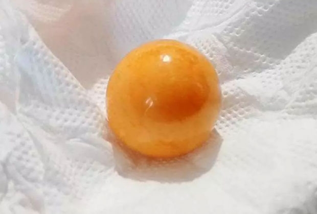 잔수크는 “처음에는 달팽이 알인 줄 알았다. 가족 친지, 이웃까지 구슬을 보려 몰려들었지만 모두 전에 본 적 없는 물건이라고 했다. 그러다 지난 달 어부 하나가 세계에서 가장 희귀한 황금색 멜로 진주를 주웠다던 게 생각났다”고 밝혔다./사진=타이랏