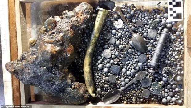 난파선에서 발견된 유물들. 오랜 세월이 지나면서 퇴적물과 함께 암석처럼 변했다.