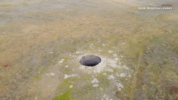 시베리아 싱크홀을 드론으로 촬영한 영상(사진=이고르 보고야블렌스키)