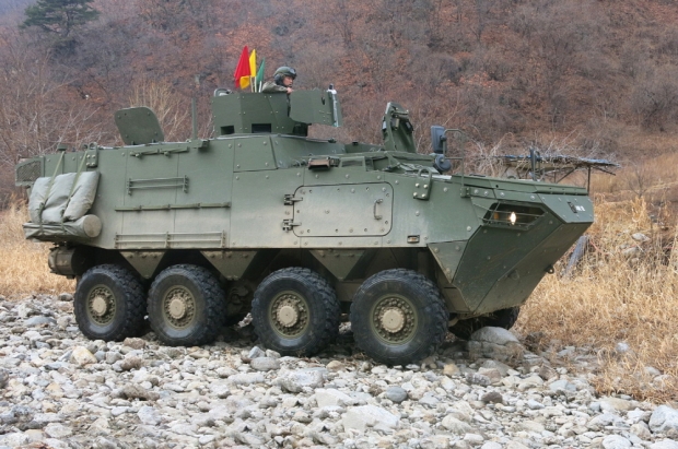 K808 차륜형 장갑차를 기반으로 만들어진 현대로템의 차륜형 지휘소 차량은 육군이 추진하는 아미 타이거 4.0의 핵심 기능을 수행하게 된다. 사진=현대로템