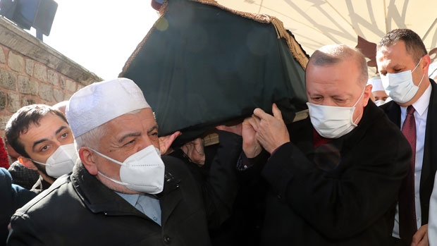 오랜 스승의 비보를 접한 에르도안 대통령은 열 일을 제쳐 두고 장례식장으로 달려가 스승의 관을 직접 어깨에 짊어졌다.