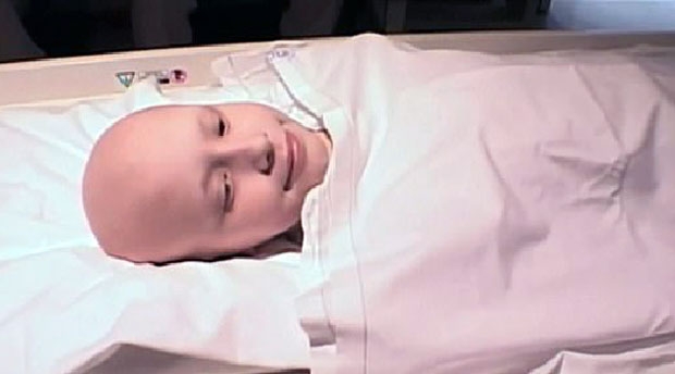 세인트주드소아연구병원의 내과 보조의사 아르세노는 본인 역시 소아암 생존자다. 뼈암으로 10살 때 세인트주드소아연구병원에서 무릎을 제거, 왼쪽 허벅지 뼈에 티타늄 소재 인공뼈를 이식했다. 인공보철물 때문에 여전히 다리를 절룩거리고 불쑥 불쑥 올라오는 통증에 시달리기도 하지만 소아암 퇴치에 대한 열정이 대단하다./사진=세인트주드소아연구병원