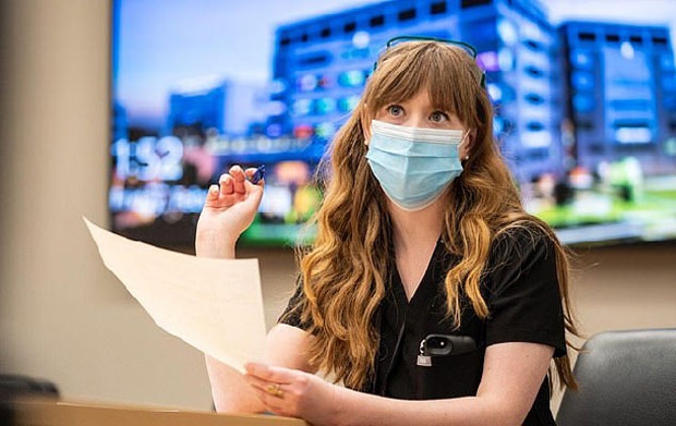 아르세노는 세인트주드소아연구병원 내과 준의사(PA)다. 우리에게는 생소하지만, 의사를 대신해 환자를 진단하고 약을 처방하는 등 실제 의사와 같은 역할을 하는 의료 전문가다. 그녀 역시 뼈암으로 10살 때 세인트주드소아연구병원에서 골종양 제거와 방사선 치료를 받고 왼쪽 무릎을 제거, 티타늄 소재 인공뼈를 이식했다./사진=세인트주드소아연구병원