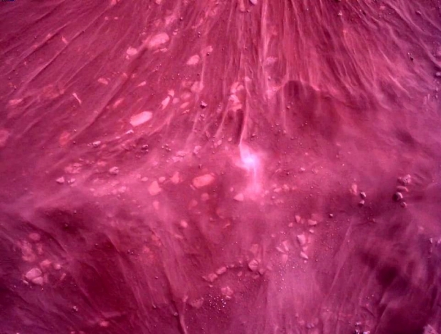 NASA 퍼시비어런스 프로젝트팀은 퍼시비어런스 아래쪽 카메라로 촬영한 화성의 붉은색 지표면 사진 등을 22일 공개했다.로이터 연합뉴스