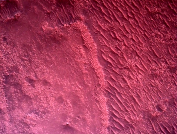 NASA 퍼시비어런스 프로젝트팀은 퍼시비어런스 아래쪽 카메라로 촬영한 화성의 붉은색 지표면 사진 등을 22일 공개했다.로이터 연합뉴스