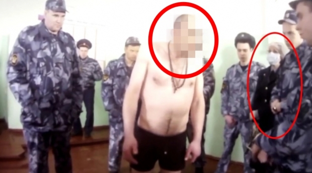 현지의 인권단체가 공개한 영상 캡쳐. 속옷만 입은 수감자가 교도관들에게 둘러싸인 채 강제 신체 검사에 항의하고 있다. 오른쪽에 서 있는 여성 의사는 이를 제재하지 않은 것으로 알려졌다.