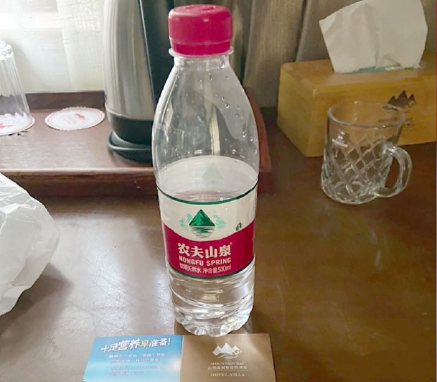 중국의 한 고급 호텔이 이른바 ‘소독약 생수’ 논란에 휘말렸다. 24일 펑파이신문은 하이난 최대 관광도시 싼야의 한 호텔에서 생수를 마신 투숙객이 병원으로 실려 가는 소동이 벌어졌다고 보도했다.