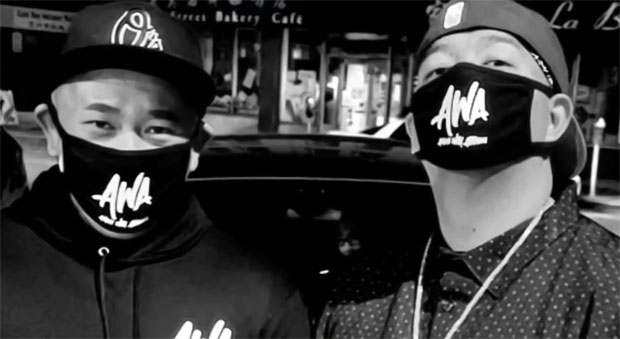 얼굴을 맞은 김씨는 코뼈가 골절되고 눈 주변에 피멍이 들었다. 다행히 근처에 있던 친구가 달려와 말린 덕에 더 큰 부상은 면했다. 역시 한국계 미국인인 김씨의 친구는 용의자들이 자신에게도 인종차별적 발언을 내뱉었다고 전했다.