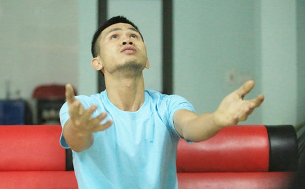 곧바로 현장으로 달려나간 그러나 아기를 받아낼 적당한 위치를 찾지 못해 발을 동동 굴렀다. 겨우 아파트 현관 위를 덮고 있는 2m 높이 패널 지붕 위로 기어 올라갔지만, 경사진 지붕에 똑바로 서 있기도 어려웠다.