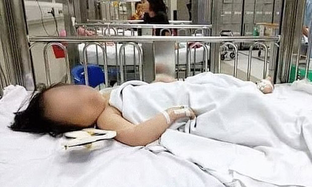 배달기사 덕에 가까스로 목숨을 건진 아기는 둔부 탈구 진단을 받고 병원 치료 중이다.