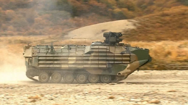 한화디펜스가 만들고 해병대가 사용 중인 한국형 상륙돌격장갑차는 올해부터 K4 고속유탄기관총과 K6 중기관총이 함께 달린 ‘복합화기 원격사격통제체계’를 탑재한다. 사진=한화디펜스