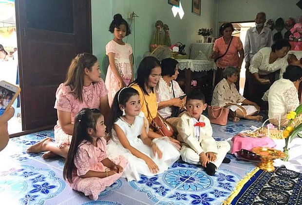 태국 5살 쌍둥이 남매가 결혼식을 올렸다. 7일 치앙라이타임스는 태국의 한 30대 부부가 현지의 불교적 가르침에 따라 쌍둥이 남매의 혼사를 주선했다고 전했다.