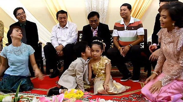 현지 불교신자들은 쌍둥이 남매가 ‘카르마’, 즉 전생의 업을 갚기 위해 함께 태어난다고 여긴다. 전생에 미처 다 이루지 못한 연을 완성하기 위해 쌍둥이로 환생한다는 믿음이다. 2018년 태국 사뭇쁘라깐에서 열린 6살 쌍둥이 남매의 결혼식 역시 이런 믿음에서 비롯됐다.