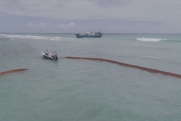 열대폭풍 아이만 영향으로 강한 비바람이 몰아친 7일 중국 선박 루롱위안 588호(  588)가 조난 호출을 울렸다. 수드히르 마우두 모리셔스 어업부 장관은 로이터통신과의 인터뷰에서 “기름 유출에 대비해 일단 선박 주변에 310m 길이 부유식 붐을 띄워 통제 중”이라고 밝혔다./사진=AFP 연합뉴스