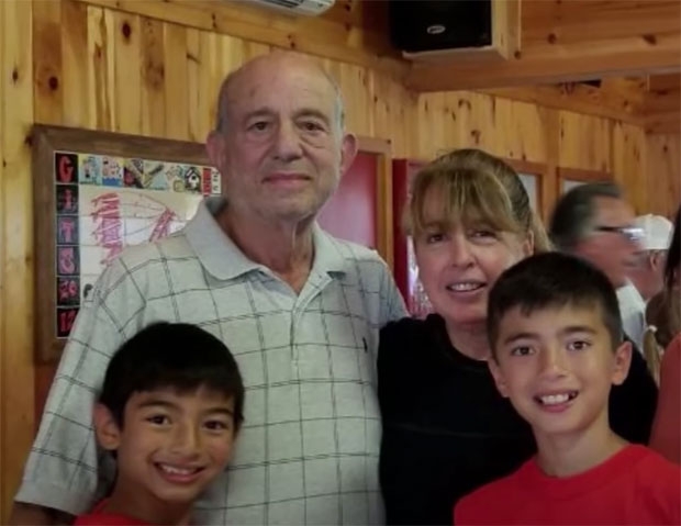 홀로코스트 생존자로 현재 암 투병 중인 한 노인은 “지난 달 샘 덕에 백신접종을 마치고 항암치료를 시작했다”며 고마움을 드러냈다.