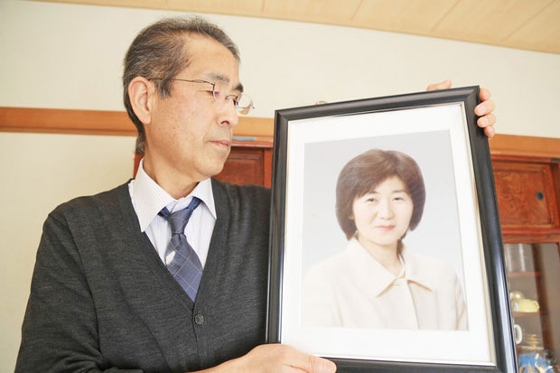 작은 유류품 하나조차 발견하지 못했지만 남편은 수색을 포기할 생각이 없다. 다카마쓰는 온화한 미소를 짓고 있는 영정사진 속 아내를 바라보며 “몇 년이 걸리더라도 아내를 찾을 때까지 잠수를 계속할 것”이라고 다짐했다./사진=이시노마키 일일신문 캡쳐