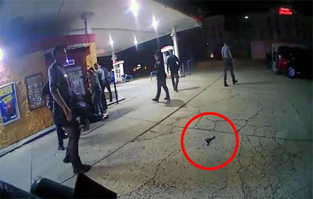 현지언론에 따르면 경찰은 뒷주머니에 손을 넣은 소년의 행동을 위협이라 여긴 것으로 보인다. 하지만 바닥에 내려놓은 총 외에 소년이 소지한 다른 무기는 없었으며, 왼손을 넣은 뒷주머니에는 휴대전화가 있었던 것으로 밝혀졌다./사진=오클라호마 카운티 지방 검삼