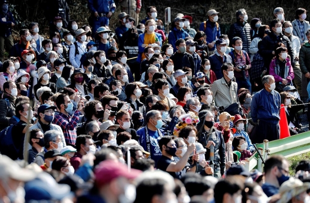 일본 도쿄도의 한 사찰에서 맨발로 불 위를 걷는 불교 축제가 열렸다. 사진=로이터 연합뉴스