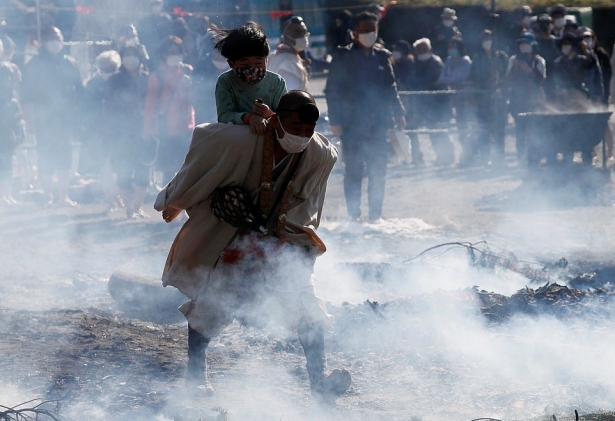 일본 도쿄도의 한 사찰에서 맨발로 불 위를 걷는 불교 축제가 열렸다. 사진=로이터 연합뉴스