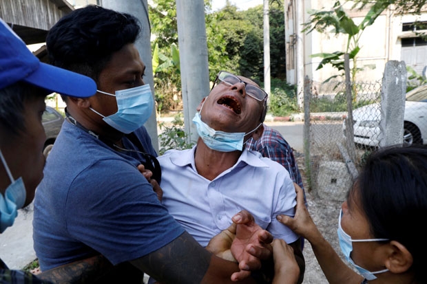 15일(현지시간) 미얀마 군부의 무력 진압으로 사망한 시위자 유가족이 양곤 띤깐쥰병원 영안실 밖에서 시신 반환을 기다리며 오열하고 있다./사진=로이터 연합뉴스