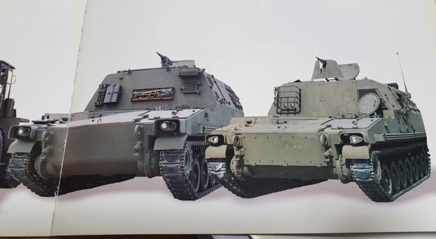 삼성항공이 만든 K66 탄약운반장갑차 시제차량(좌)과 K77 사격지휘장갑차(우). 사진=삼성항공