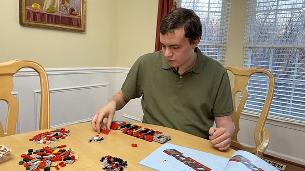 어머니 트레이시 로리는 “아들은 수학과 음악, 기술에 재능이 있으며 놀라운 기억력을 가지고 있다”고 설명했다.